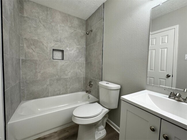 Building Photo - 5822 Glenhurst Dr