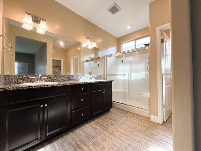Building Photo - Stunning Luxury Home for Rent in Shafter