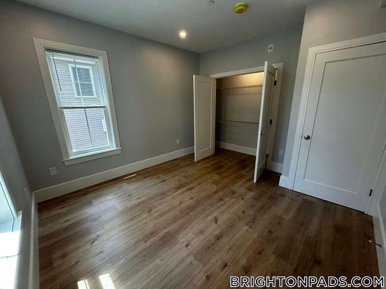Building Photo - 124 Kenrick St