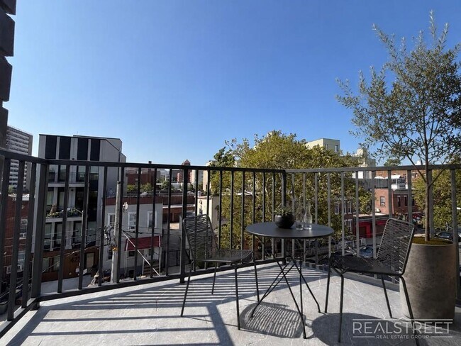 Building Photo - Modern Luxury Apartment Near Wingate Park