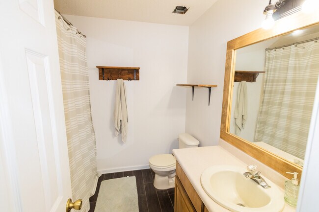 Building Photo - 1802 N Leah Ln