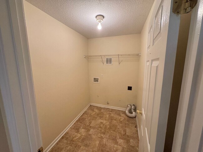 Building Photo - Statesville - 3 Bed / 2.5 Bath + Garage