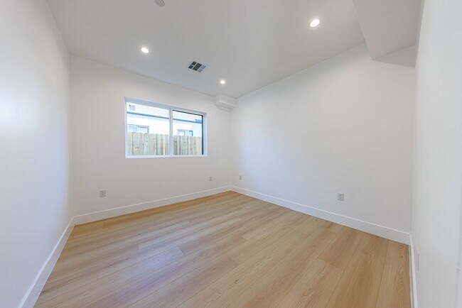 Building Photo - Luxury Never Before Lived in Townhomes!