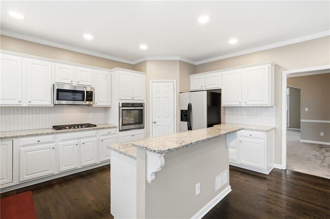 Building Photo - 310 Stoneleigh Dr SW