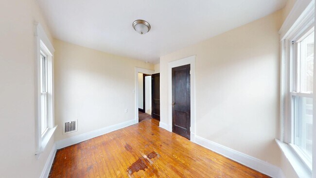 Building Photo - 2 bedroom/1 bath (upper unit)- 1ST MONTH FREE IF LEASE SIGNED BY 10/15