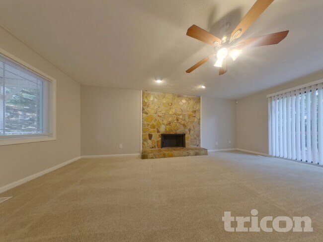 Building Photo - 6640 Valley Hill Dr