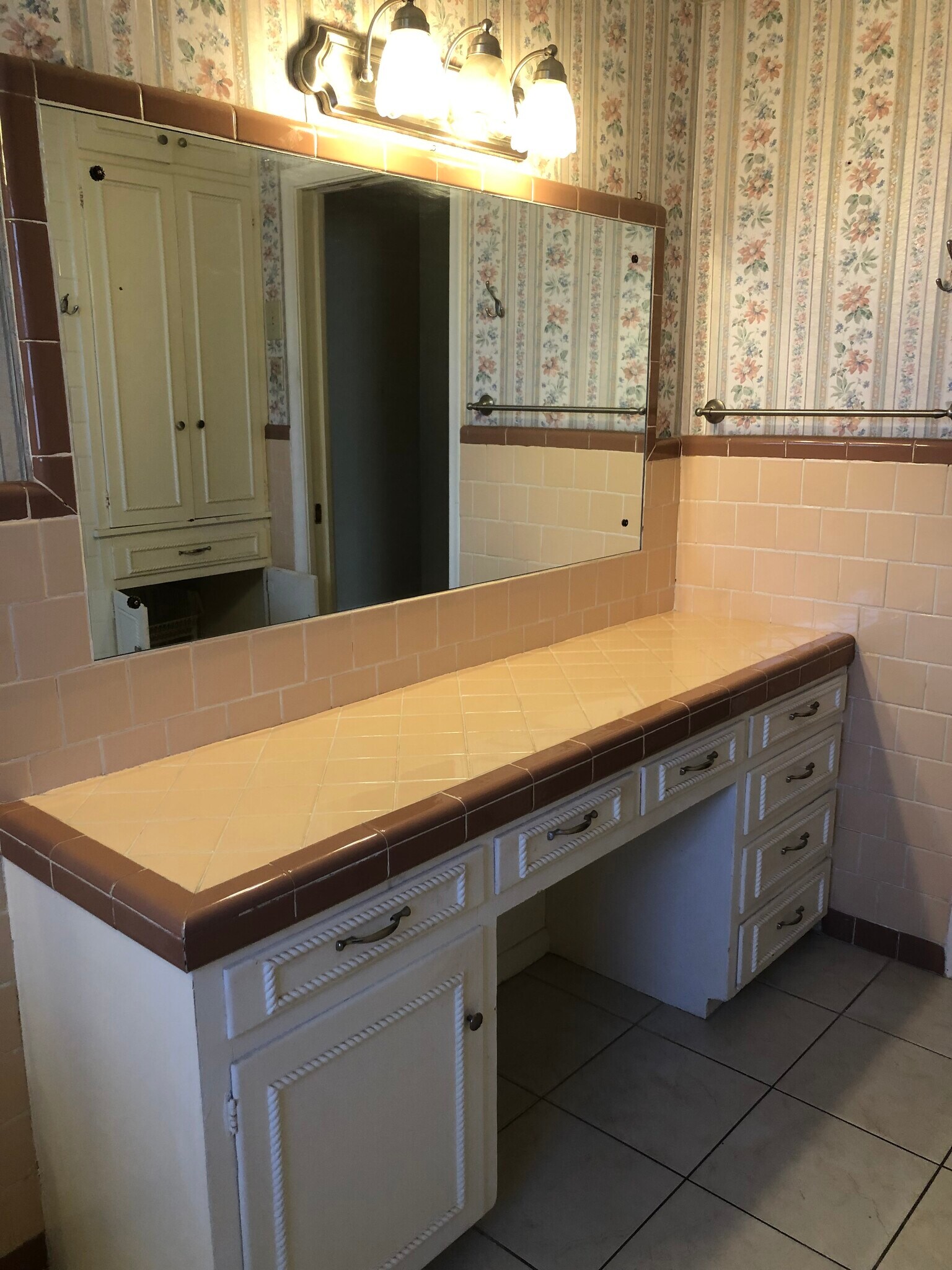 Hall bathroom - 1529 Woodland Dr