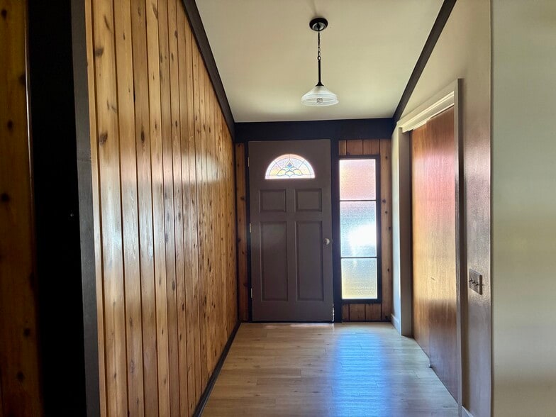 Entryway with closet on right - 66 -1253 Ahuli Cir