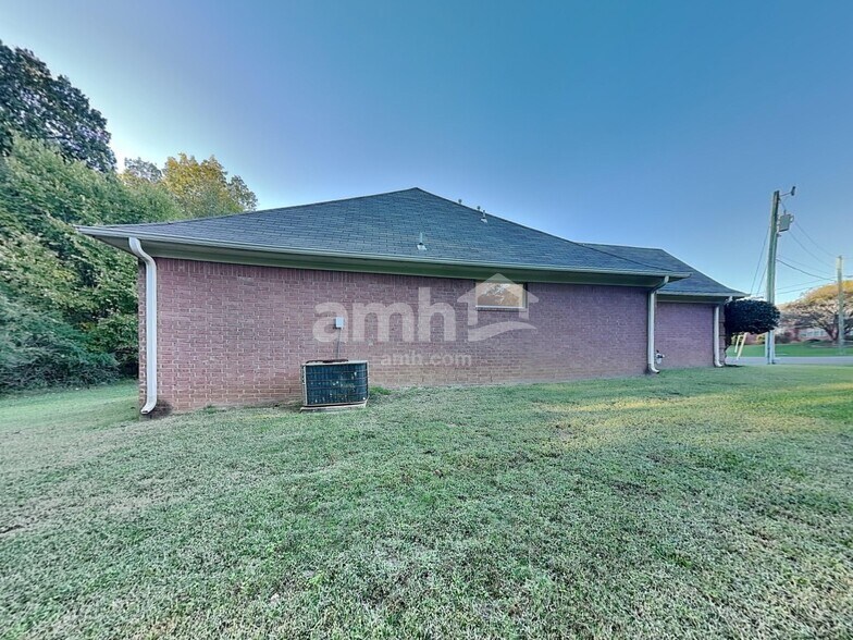 Building Photo - 6145 Sandbourne E