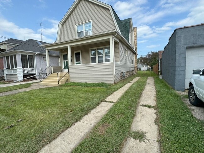 Building Photo - 5 bedroom home near Lincoln Park and Uptown