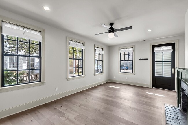 Building Photo - 3 Bedroom 2.5 Bath House in the hip Elliot...