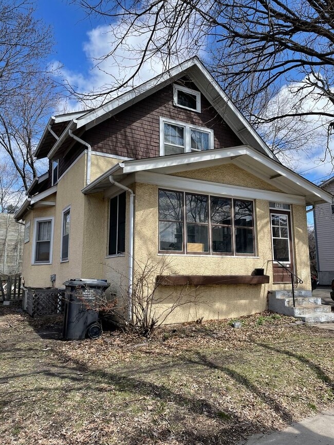 Building Photo - 5-Bedroom House Close to U of M Campus
