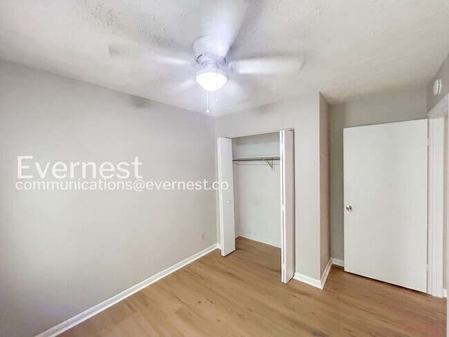 Building Photo - 3 Bed/1.5 Bath Townhome with Off-Street Parking / Available Soon!