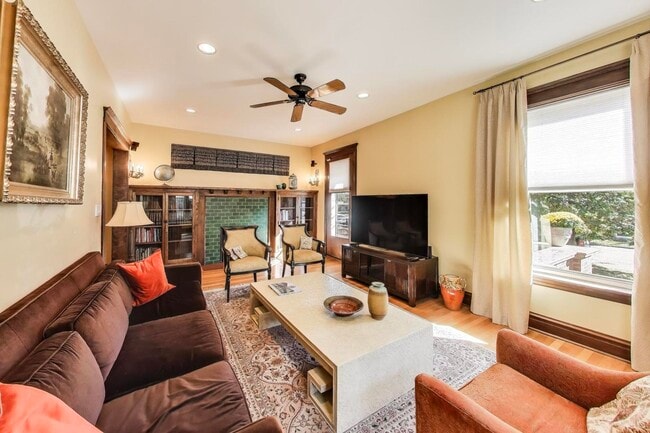 Building Photo - 4200 N Hermitage Ave