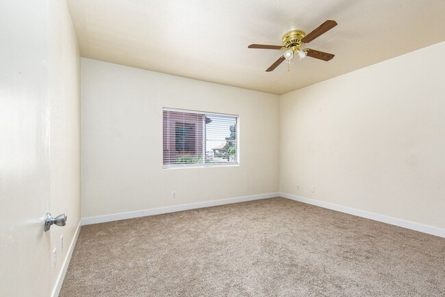 Building Photo - Move-in ready ground-floor 2 bed, 2 bath