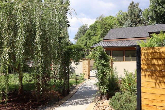 Building Photo - Fully Furnished Home In Great Location - Just Steps from Old Town