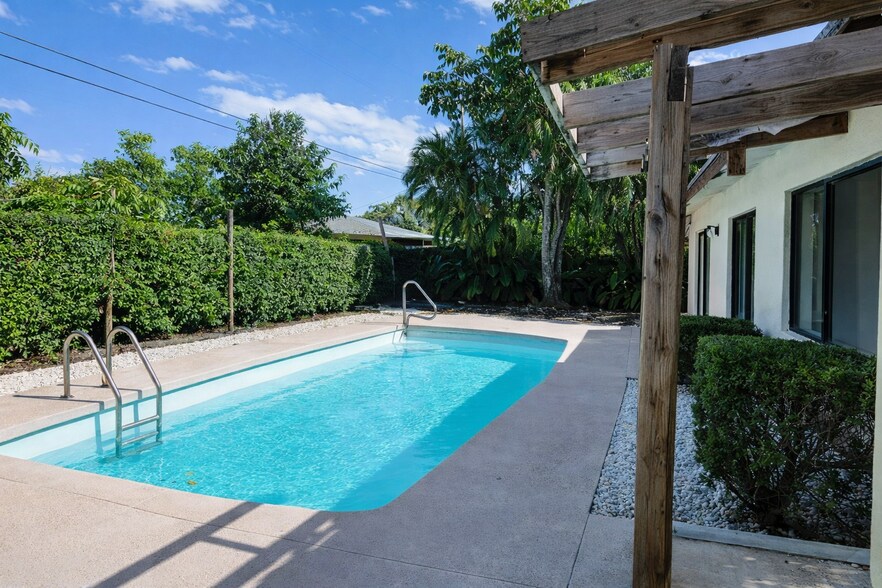 Building Photo - 609 White Water Dr