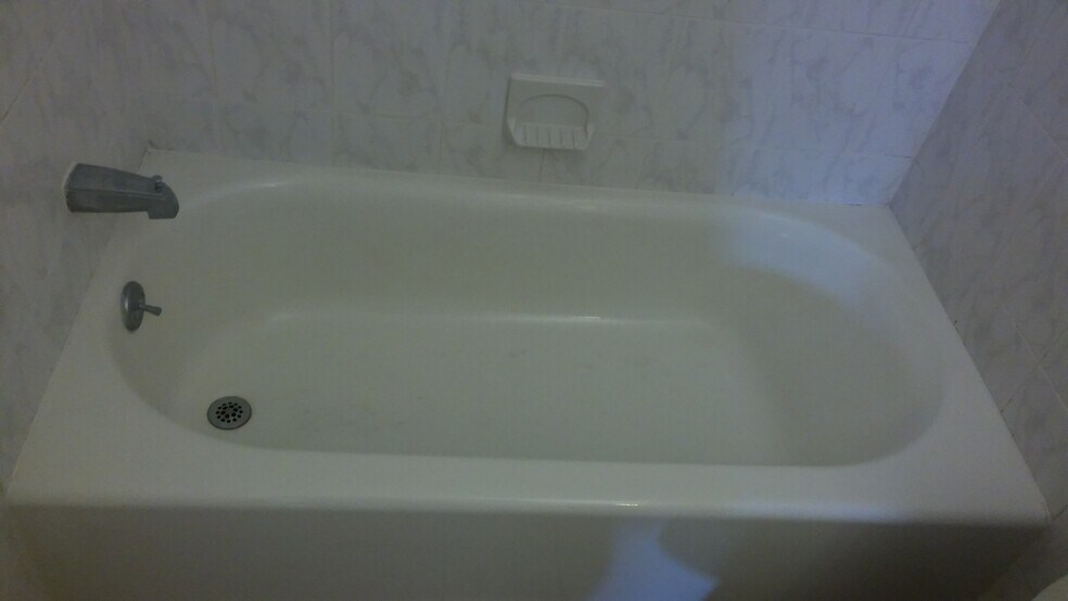 Bathroom 2 Tub (Full Bathroom) - 286 Shaler Blvd