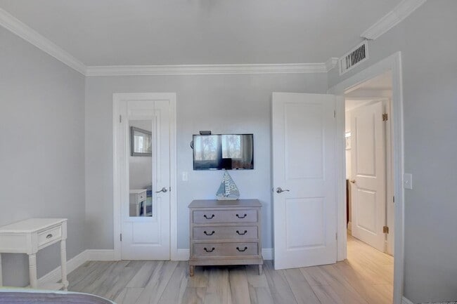 Building Photo - 650 Snug Harbor Dr