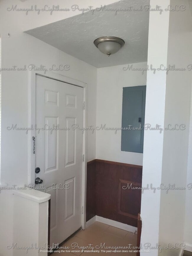 Building Photo - 2 Bedroom / 2 Bathroom Home in Historic Springfield ? Huge Fenced Yard