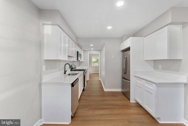Building Photo - 14843 Emberdale Dr