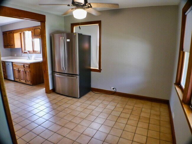 Building Photo - 9337 S Richmond Ave