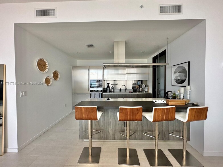 Building Photo - 1000 Brickell Plz