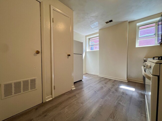 Building Photo - Large 1 BR Apartment in Lovely South Oakla...