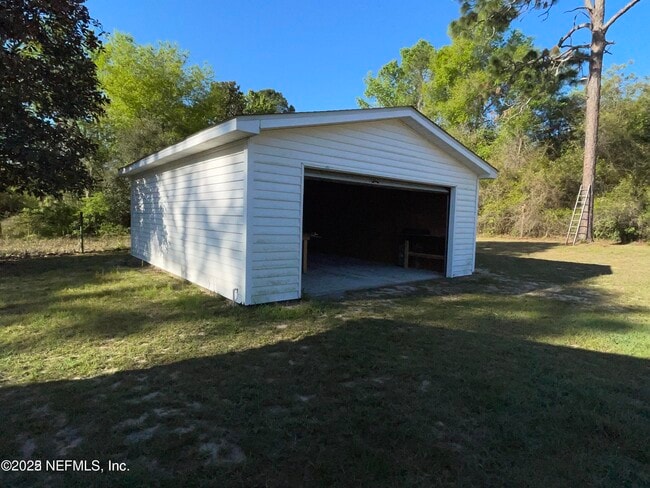 Building Photo - 205 Lakeview Ct