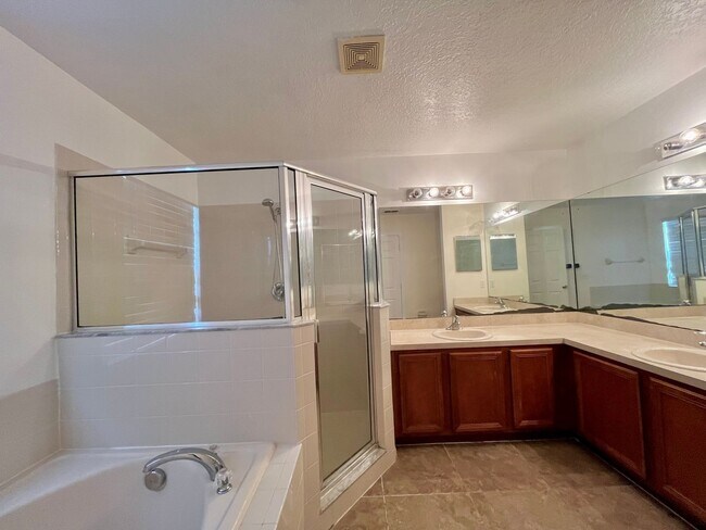 Building Photo - Beautiful 4 Bedroom Home in Maple Chase – Cypress Woods, Poinciana, FL