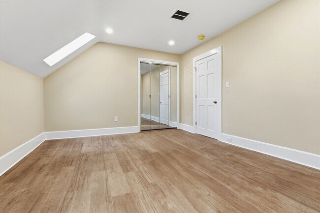 Building Photo - 142 Elliott St