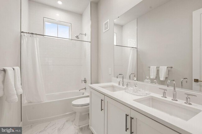 Building Photo - 43443 Croson Ln