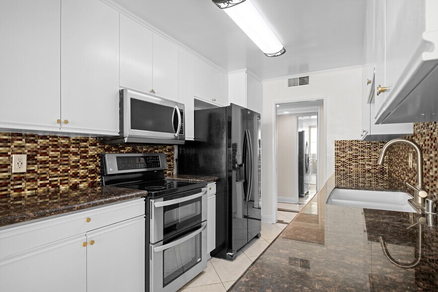 Building Photo - 14141 Dickens St