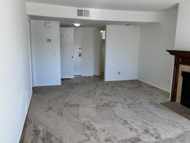 Building Photo - Gorgeous condo with Amazing Views!