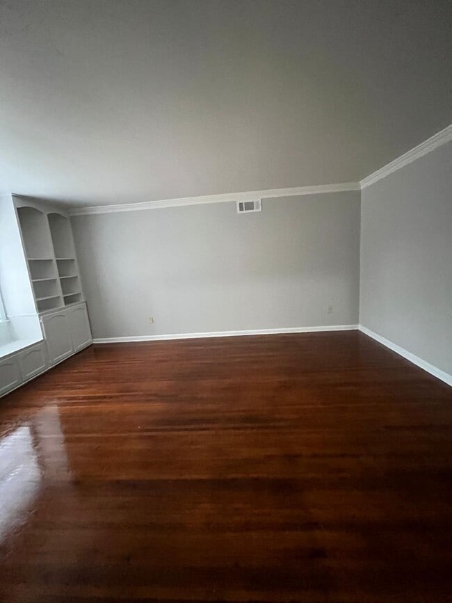 Building Photo - Picturesque Home Worth Checking Out