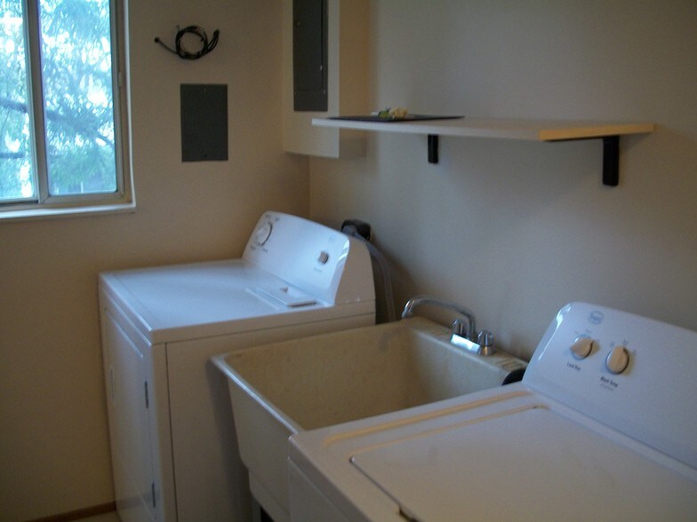 Laundry room with washer, dryer, laundry tub. - 206 Chateau Ln