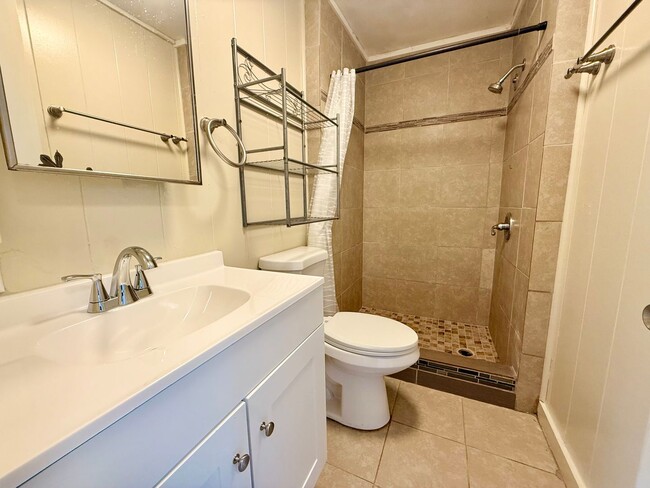 Building Photo - 3 Bedroom / 1 Bath House in Wailuku for rent!