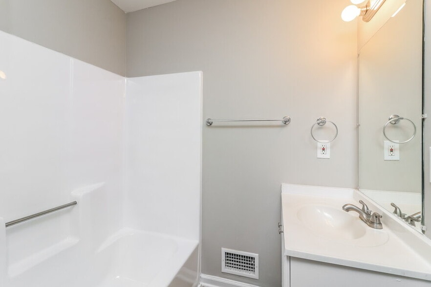 Building Photo - 585 Cedar Ct