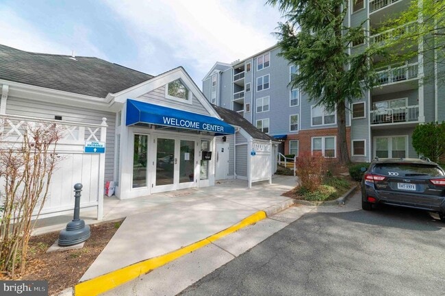 Building Photo - 3176 Summit Square Dr