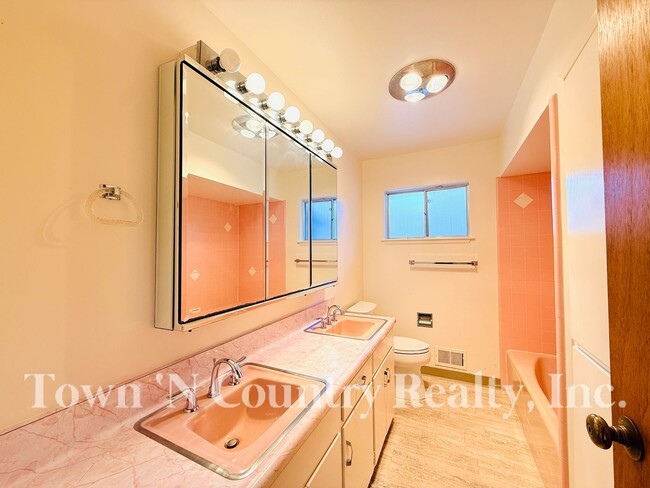 Building Photo - 3 Bedroom South Salinas Home!