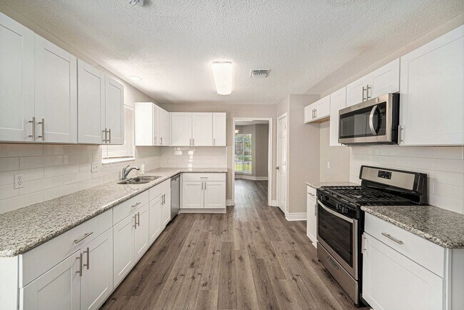 Building Photo - 4 bedroom, 2 bath - One story rental in Kingwood