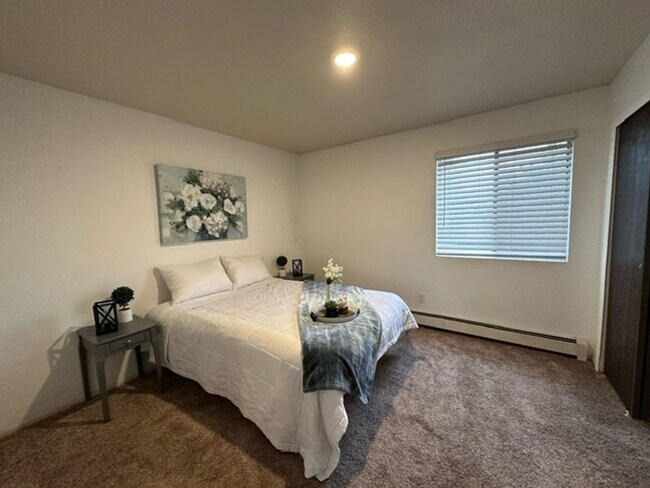 Building Photo - Updated Condo with outdoor Pool  ***Next t...