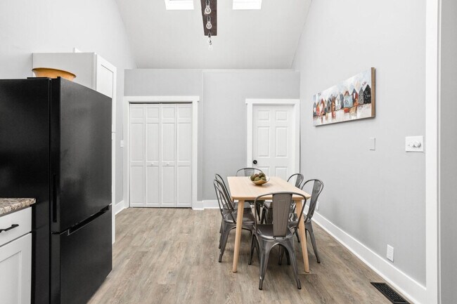 Building Photo - 848 Camp St