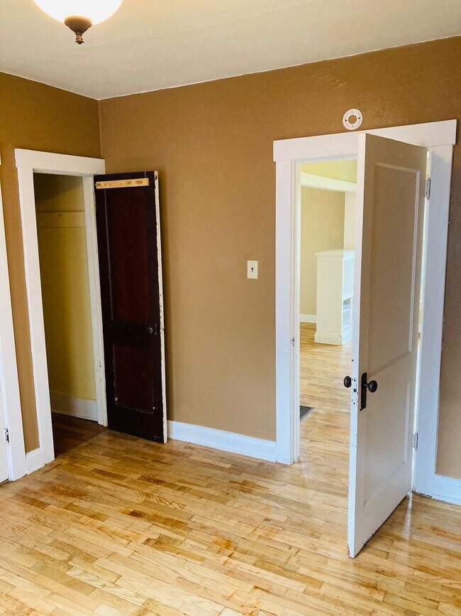 Building Photo - Charming Bungalow Near Downtown