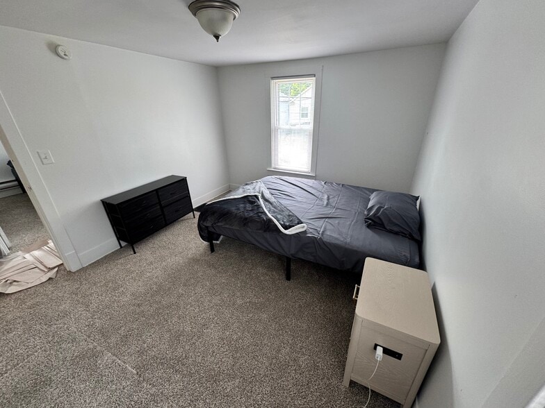 Building Photo - 2401 Plum St