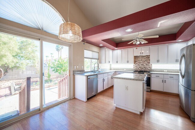 Building Photo - Silverado Ranch - Cul-de-sac.  Downstairs Bedroom and Bathroom