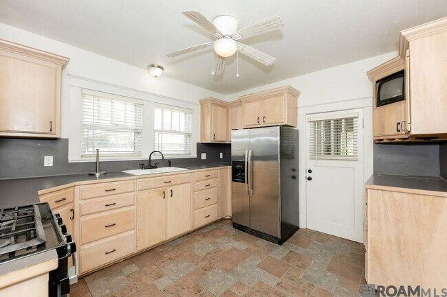 Building Photo - 219 Westmoreland Dr