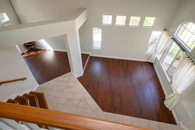 Building Photo - Beautiful 4Br/2.5Ba Home With Private Yard In Shadowridge!!