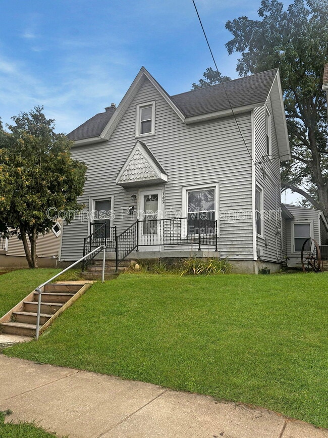 Building Photo - 142 Page St NE