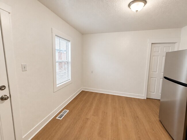 Building Photo - 458 E Lambourne Ave